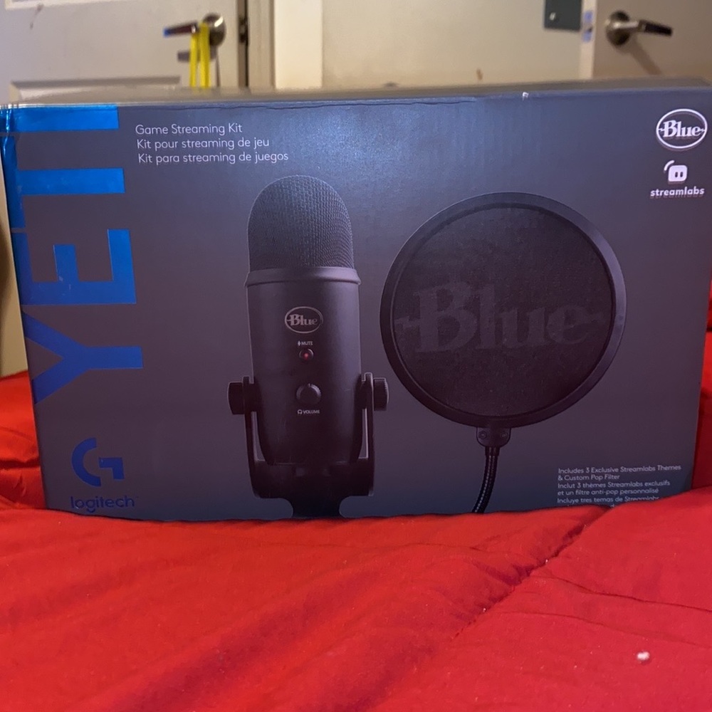 Blue Yeti Microphone USB Streaming Kit with Condenser